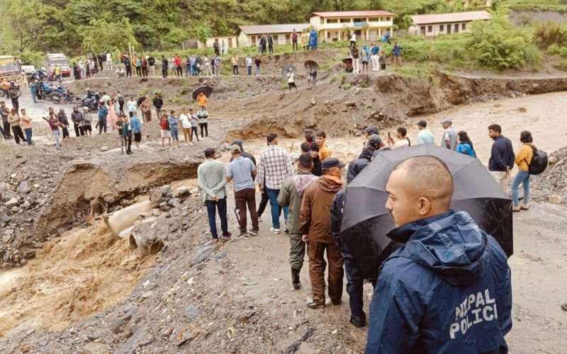 सिन्धुलीमा पहिरोको कारण विपी र मदनभण्डारी राजमार्ग अबरुद्ध