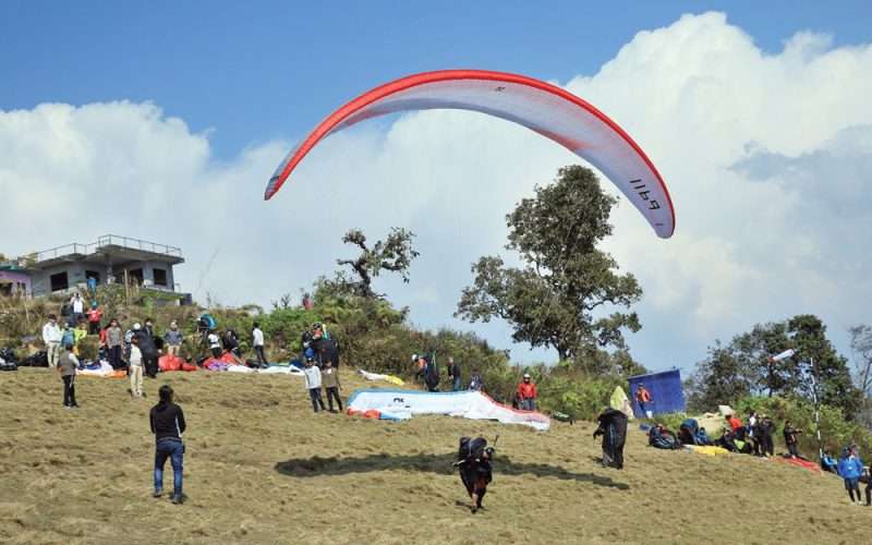 निरन्तरको झरीले प्याराग्लाइडिङ प्रभावित