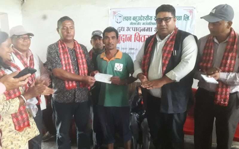 गोलन्जोरका किसानलाई दुध उत्पादनमा ११ लाख ८८ हजार अनुदान रकम प्रदान