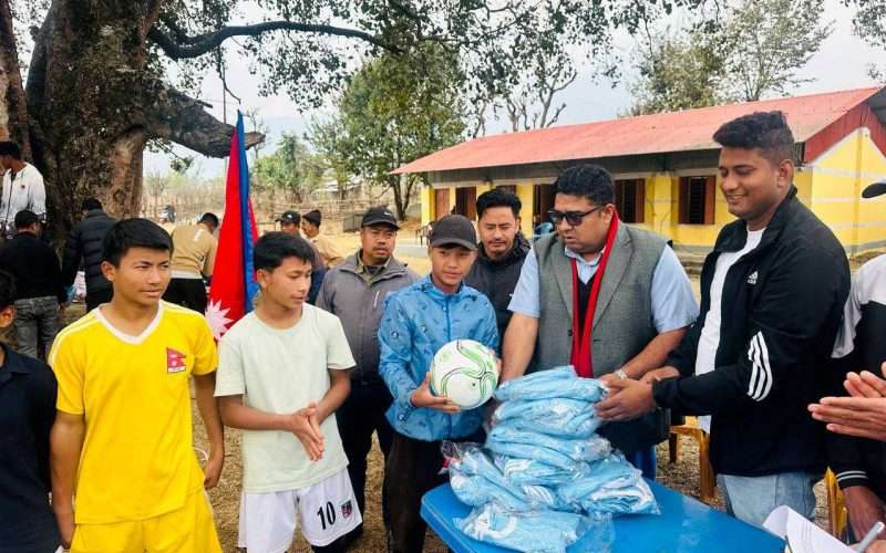 गोलन्जोर गाउँपालिकाका १४ क्लवलाई पालिकाको खेलकुद सामाग्री