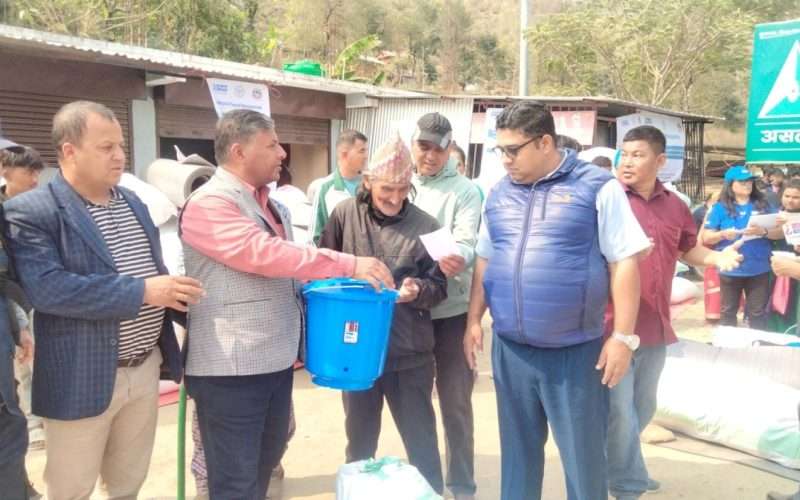 गोलन्जोर गाउँपालिकाका बाढी पहिरो पीडितलाई राहात सामाग्री वितरण