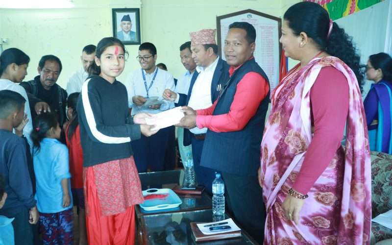 मरिण गाउँपालिकामा शहिद तथा वेपत्ता परिवारलाई नगद सहित सम्मान, विद्यार्थीलाई छात्रवृत्ति वितरण