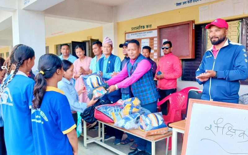 मावि मरिण खयरसाललाई खेलकुद सामाग्री हस्तान्तरण