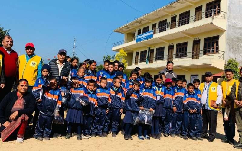 अनाथ बालबालिकाहरुलाई लायन्स क्लब अफ सिन्धुलीको न्यानो पोसाक सहयोग