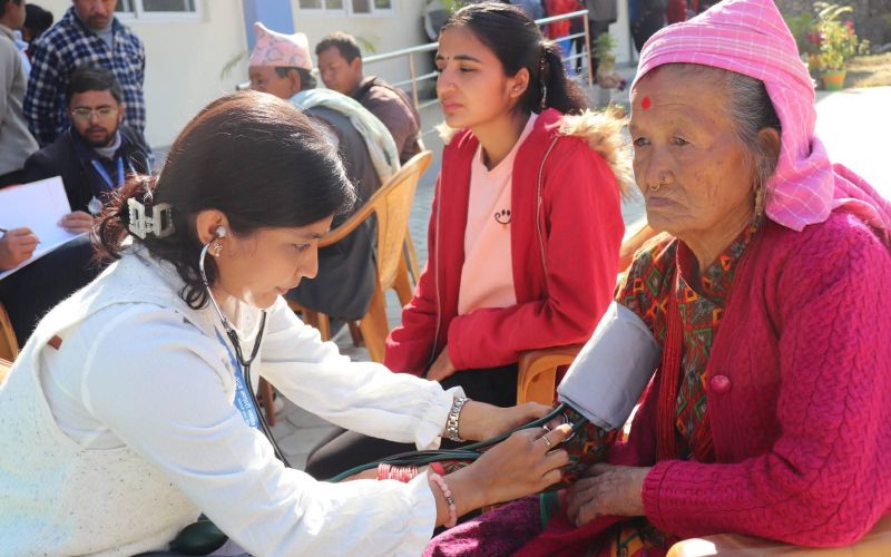 गोलन्जोरमा निःशुल्क स्वास्थ्य शिविर मार्फत ६०१ जनालाई विशेषज्ञ सेवा